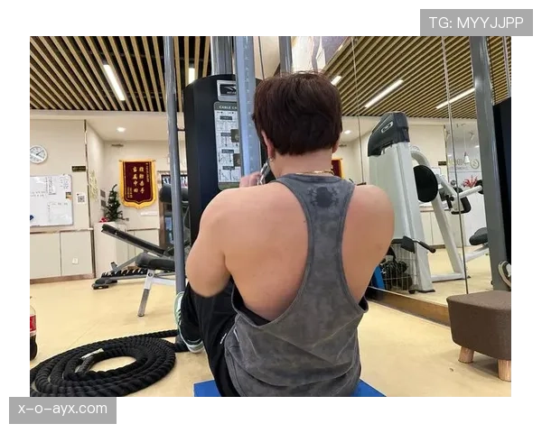 吴向东训练完直接啃鸡腿?这自律和放纵的切换也太真实了 吴向东训练完直接啃鸡腿?这自律和放纵的切换也太真实了