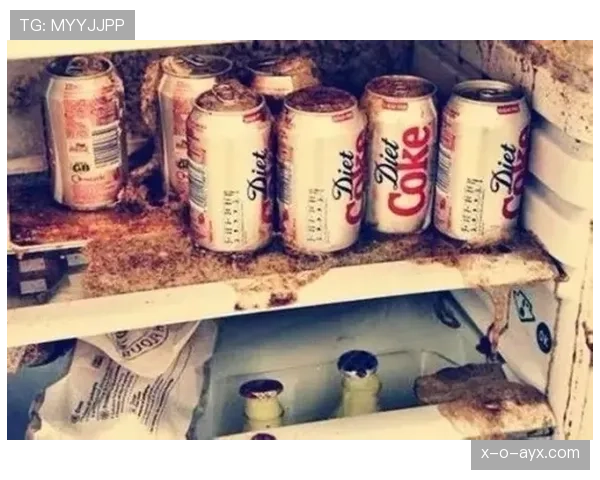 武磊家冰箱里塞满能量饮料,邻居说他半夜还在练射门 武磊家冰箱里塞满能量饮料,邻居说他半夜还在练射门